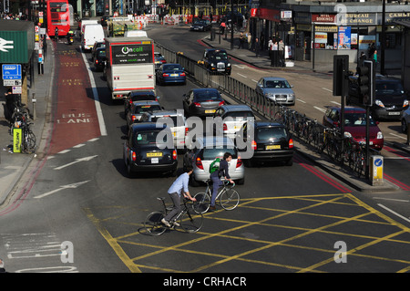 Radfahrer und Verkehr draußen Kings Cross Railway Station, Euston Road, London, England, UK Stockfoto
