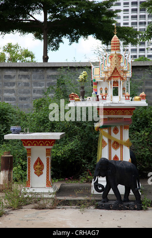 Es ist ein Foto von einem kleinen typischen Tempel Personen in Thailand in der Nähe von ihrem Haus oder Büro Gebäude hat. Dieser ist in der Nähe von Bangkok Stockfoto