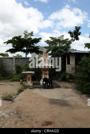 Es ist ein Foto von einem kleinen typischen Tempel Personen in Thailand in der Nähe von ihrem Haus oder Büro Gebäude hat. Dieser ist in der Nähe von Bangkok Stockfoto