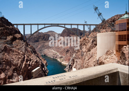 HOOVER-STAUDAMM, ARIZONA, USA - 15. JUNI 2012: Die Mike O'Callaghan – Pat Tillman Memorial Bridge, die den Colorado River überspannt Stockfoto