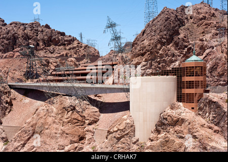 HOOVER DAM, ARIZONA, USA - 15. JUNI 2012: Außenansicht des Besucherzentrums am Hoover Dam Stockfoto