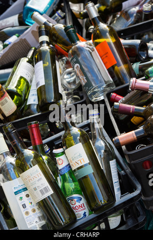 Glas Wein und Bier Flaschen auf einer Londoner Straße warten auf den Papierkorb. London, England Stockfoto