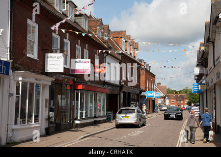 Blick auf Ringwood High Street mit seinen leeren Geschäften und Immobilienmakler Zeichen Stockfoto