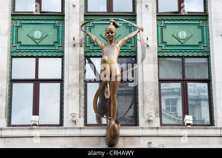 Art Deco Bronze Tänzerin Statue. Die Plaza Shopping Centre Oxford Street. London, England Stockfoto
