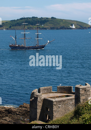 Großsegler vorbei das Blockhaus bekannt als kleine Dennis, Pendennis Punkt, Falmouth, Cornwall, UK Stockfoto