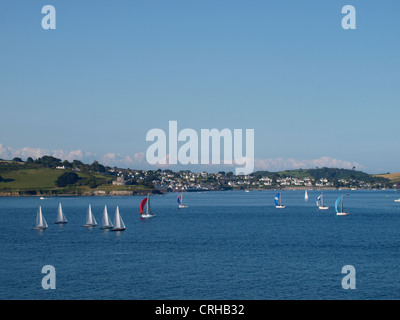 Yachten an der Mündung der Fal vor St Mawes, Cornwall, UK Stockfoto