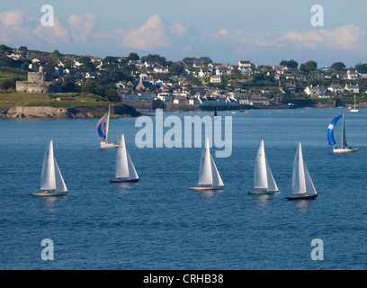 Yachten an der Mündung der Fal vor St Mawes, Cornwall, UK Stockfoto