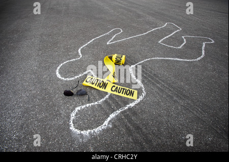 Absperrband und gebrochene Sonne Brille Rest in der Nähe eine Schlagschnur von einem Autounfall. Stockfoto