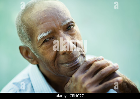 Porträt von senior Hispano-Amerikaner glücklich Blick in die Kamera und lächelnd. Nahaufnahme des Gesichts, Textfreiraum Stockfoto