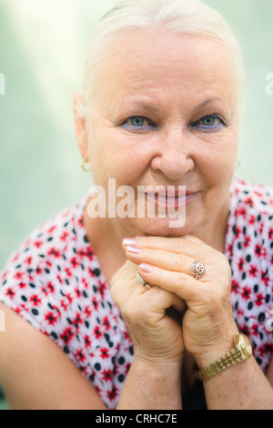 Porträt von senior kaukasischen Frau Blick in die Kamera und lächelnd Stockfoto