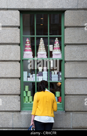 Frau im Fenster Laduree Shop suchen. Covent Garden, London, England Stockfoto