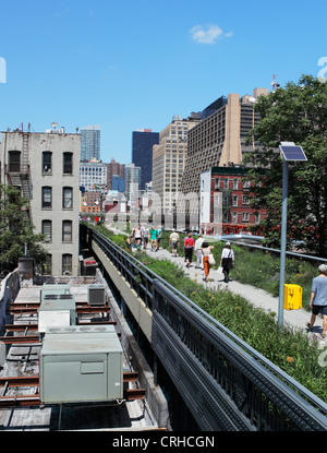 Die High Line ist ein New York City Park auf einem Abschnitt der ehemaligen erhöhten New York Central Railroad gebaut. Stockfoto