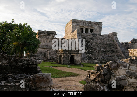 Tulum El Castillo mit Blick auf den schönen Klippen und den Strand unten gehört zu den Wahrzeichen Ruinen in Mexikos Riviera Maya. Stockfoto