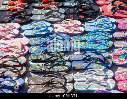 Kunststoff-Sandalen zum Verkauf, Markt Analakely, Antananarivo, Madagaskar Stockfoto