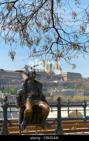 Die Statue der kleinen Prinzessin Statue auf dem Geländer der Donau Promenade sitzen in Budapest. Stockfoto