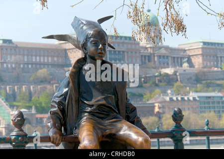 Die Statue der kleinen Prinzessin Statue auf dem Geländer der Donau Promenade sitzen in Budapest. Stockfoto