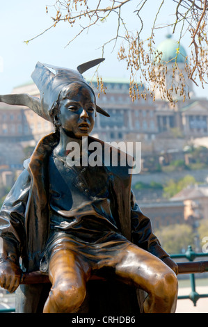 Die Statue der kleinen Prinzessin Statue auf dem Geländer der Donau Promenade sitzen in Budapest. Stockfoto