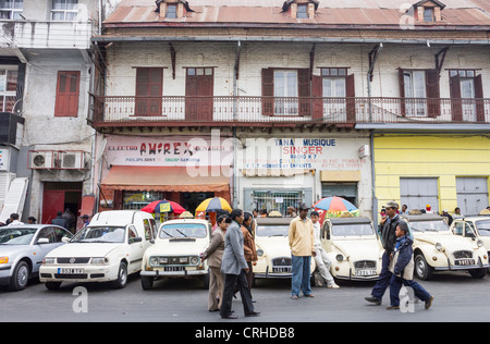 Citroen 2CV Autos auf der Straße, Antananarivo, Madagaskar Stockfoto