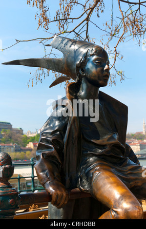 Die Statue der kleinen Prinzessin Statue auf dem Geländer der Donau Promenade sitzen in Budapest. Stockfoto