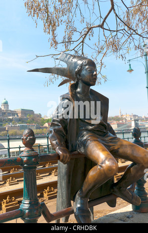 Die Statue der kleinen Prinzessin Statue auf dem Geländer der Donau Promenade sitzen in Budapest. Stockfoto