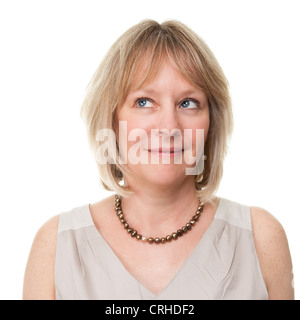 Porträt von attraktiven lächelnd Reife Frau, die auf der Suche nach oben isoliert Stockfoto