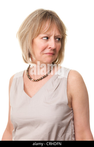 Attraktive Reife Frau, die auf der Suche über die Schulter mit Sorge Ausdruck isoliert Stockfoto