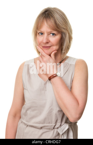 Attraktive Reife Frau mit Hand zu Gesicht und nachdenklichen Ausdruck isoliert Stockfoto