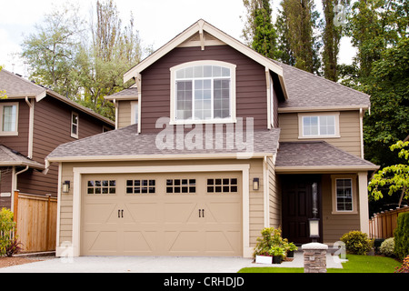 neue schöne amerikanische Luxus-Haus am sonnigen Tag mit grünen Rasen Stockfoto