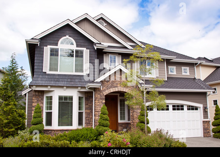 neue schöne amerikanische Luxus-Haus am sonnigen Tag mit grünen Rasen Stockfoto
