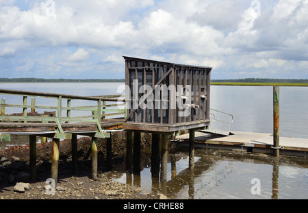 Gewitterwolken Rollen über Crooked River Angelsteg in Saint Marys, Georgien Stockfoto