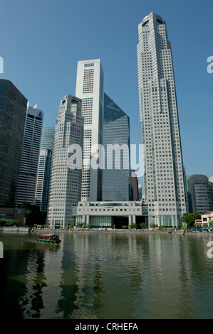 Skyline von Singapur mit Fähre am Singapore River im Zentrum Stadt Stockfoto