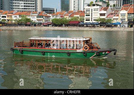 Ausflugs- und Fähre Boot am Singapore River vor Boat Quay tagsüber in Singapur, Asien Stockfoto