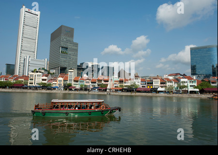 Ausflugs- und Fähre Boot am Singapore River vor Boat Quay tagsüber in Singapur, Asien Stockfoto