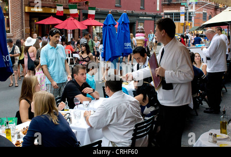 Alfresco Sommer speisen in der Mulberry Street in Little Italy in New York City Stockfoto