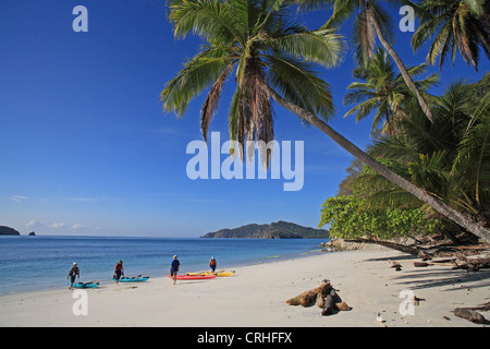 Touristen mit Kajaks auf Playa Quesera in Curu Wildlife Refuge, Peninsula de Nicoya, Costa Rica. Stockfoto