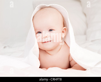 glückliches Baby im Bett Stockfoto
