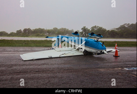 Gekippten Flugzeug auf dem Vorfeld in Cedar Key Florida wegen starken Winde aus tropischer Sturm Debby Stockfoto