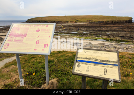 Touristische Hinweisschilder über Brough of Birsay Leuchtturm und Wikinger-Siedlung am Gezeiten-Insel. Orkney Inseln, Schottland, UK Stockfoto