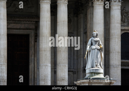 Queen Anne Statue vor der St Pauls Cathedral. London. England Stockfoto