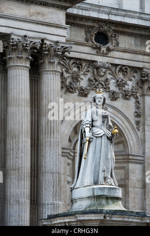 Queen Anne Statue vor der St Pauls Cathedral. London. England Stockfoto