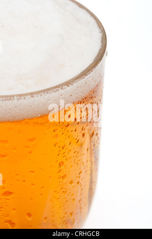 Nahaufnahme von Glas Bier vom Fass auf weißem Hintergrund - geringe Schärfentiefe Stockfoto