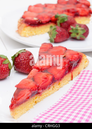 Nahaufnahme der hausgemachte Erdbeerkuchen mit Gelee - geringe Schärfentiefe Stockfoto