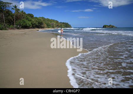 Surfer am Playa Cocles, in der Nähe von Puerto Viejo, Karibikküste Costa Rica. Stockfoto