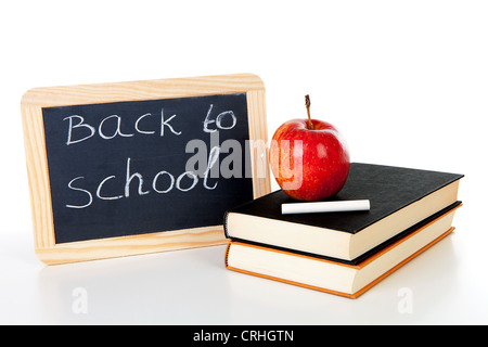 zurück zur Schule: Tafel Schiefer und Stapel Bücher mit Apple an der Spitze auf weißem Hintergrund Stockfoto