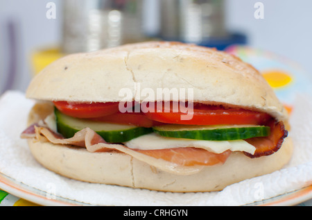Sandwich mit Schinken, Tomate, Gurke und Käse auf dem Silbertablett serviert Stockfoto