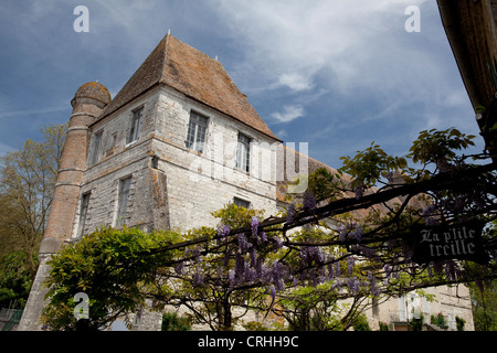 Glyzinien vor einem Café in mittelalterlichen Issigeac Perigord Südwest-Frankreich Stockfoto