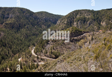 Eine kurvenreiche Bergstrasse am Ende des Oak Creek Canyon in der Nähe von Sedona in Arizona USA Stockfoto