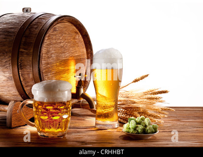 Bierfass mit Biergläsern auf einem Holztisch. Isoliert auf weißem Hintergrund. Stockfoto