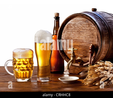 Bierfass mit Biergläsern auf einem Holztisch. Isoliert auf weißem Hintergrund. Stockfoto