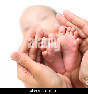 Nahaufnahme des neugeborenen Babys Füße in Mama Hände Stockfoto